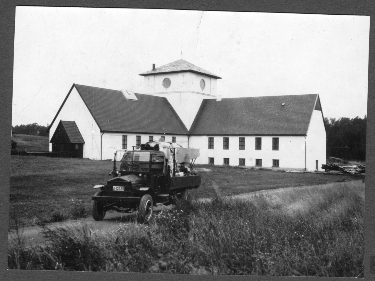 Vikingskipshuset i bakgrunnen. En lastebil i forgrunnen med flykropp på lasteplanet