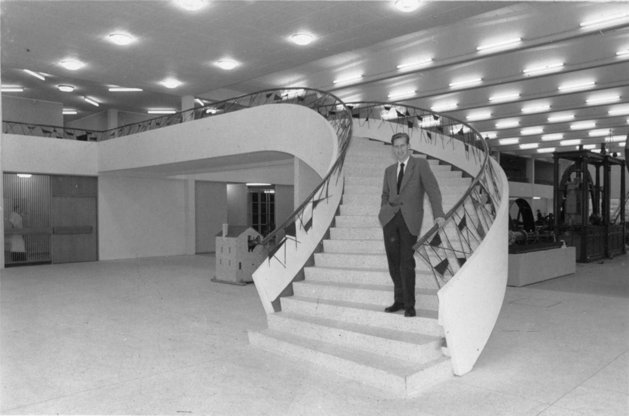 En mann fotografert i den buede trappen i museet