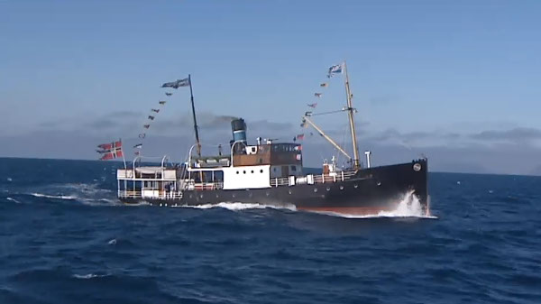 Blå himmel. Blått hav. Børøysund med skum for baugen