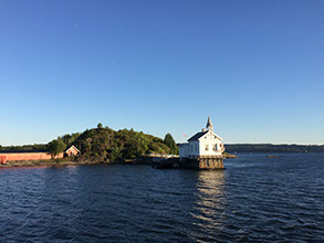 Fyrhus på en liten øy/holme
