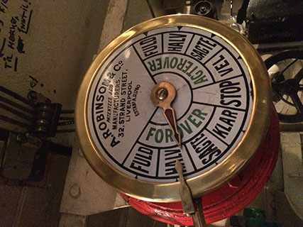 Klokkeformet gir/fartsvelger i messing