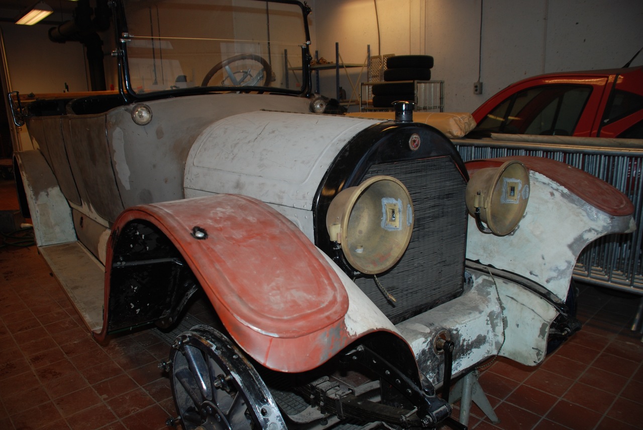 Delvis demontert karosseri i dårlig forfatning