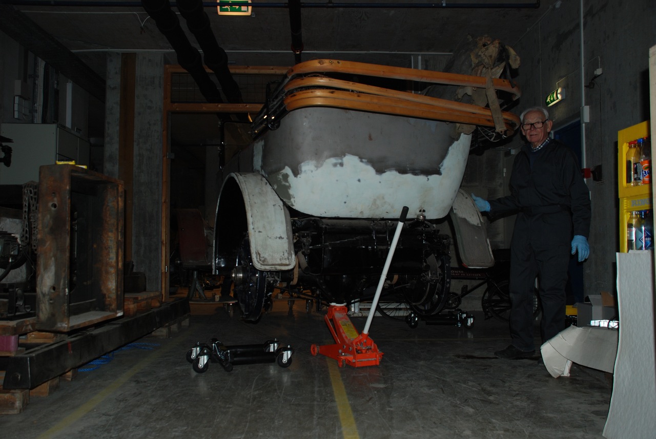 Karosseri jekket opp for retting og sliping