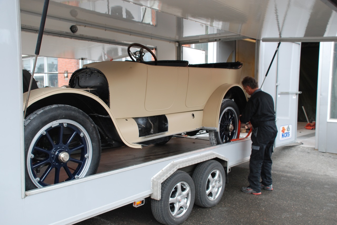 Cadillacen sikres med stropper på hengeren