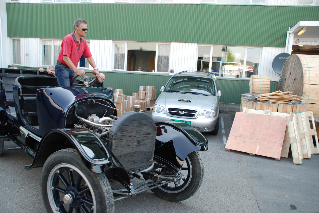 Ferdig lakkert karosseri. Farge mørkblå - som originalt