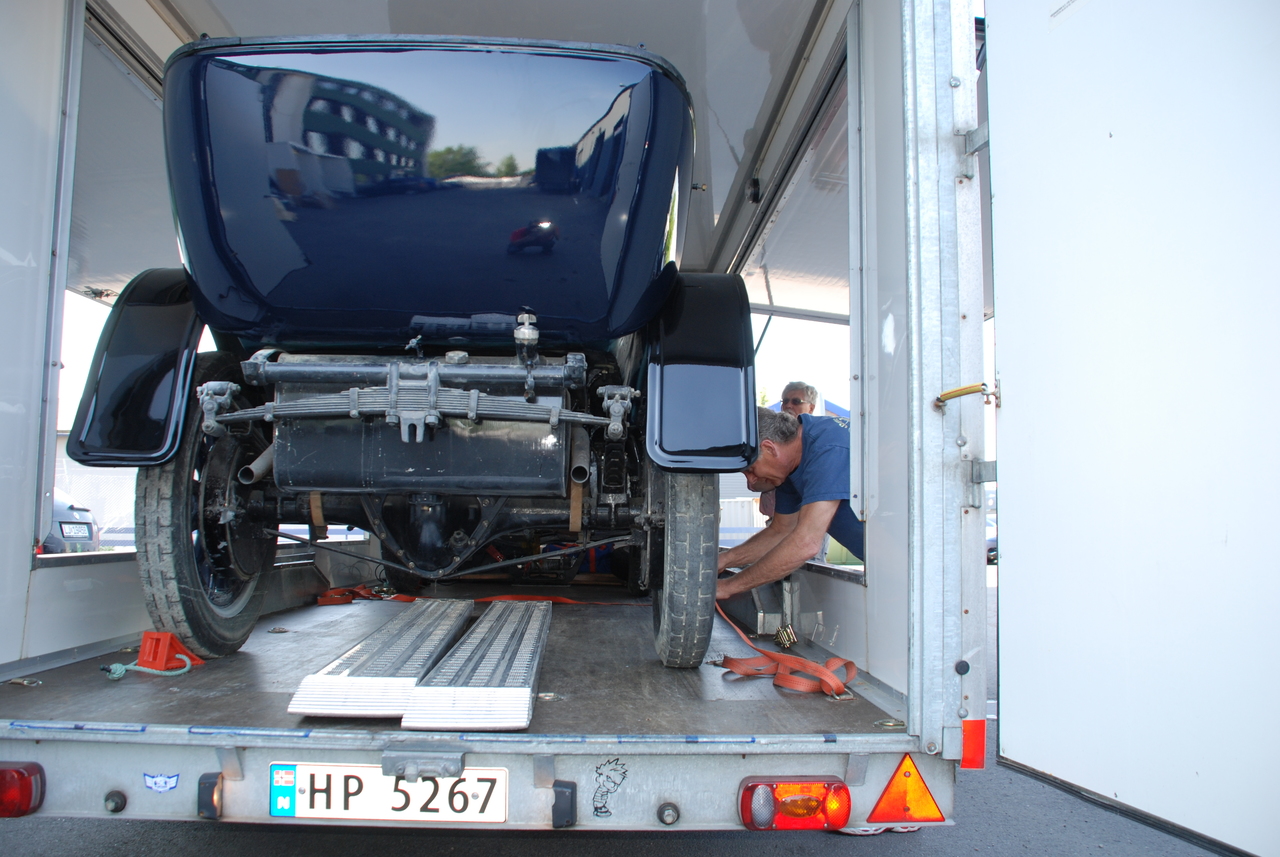 Cadillacen sikres i tilhengeren mad stropper