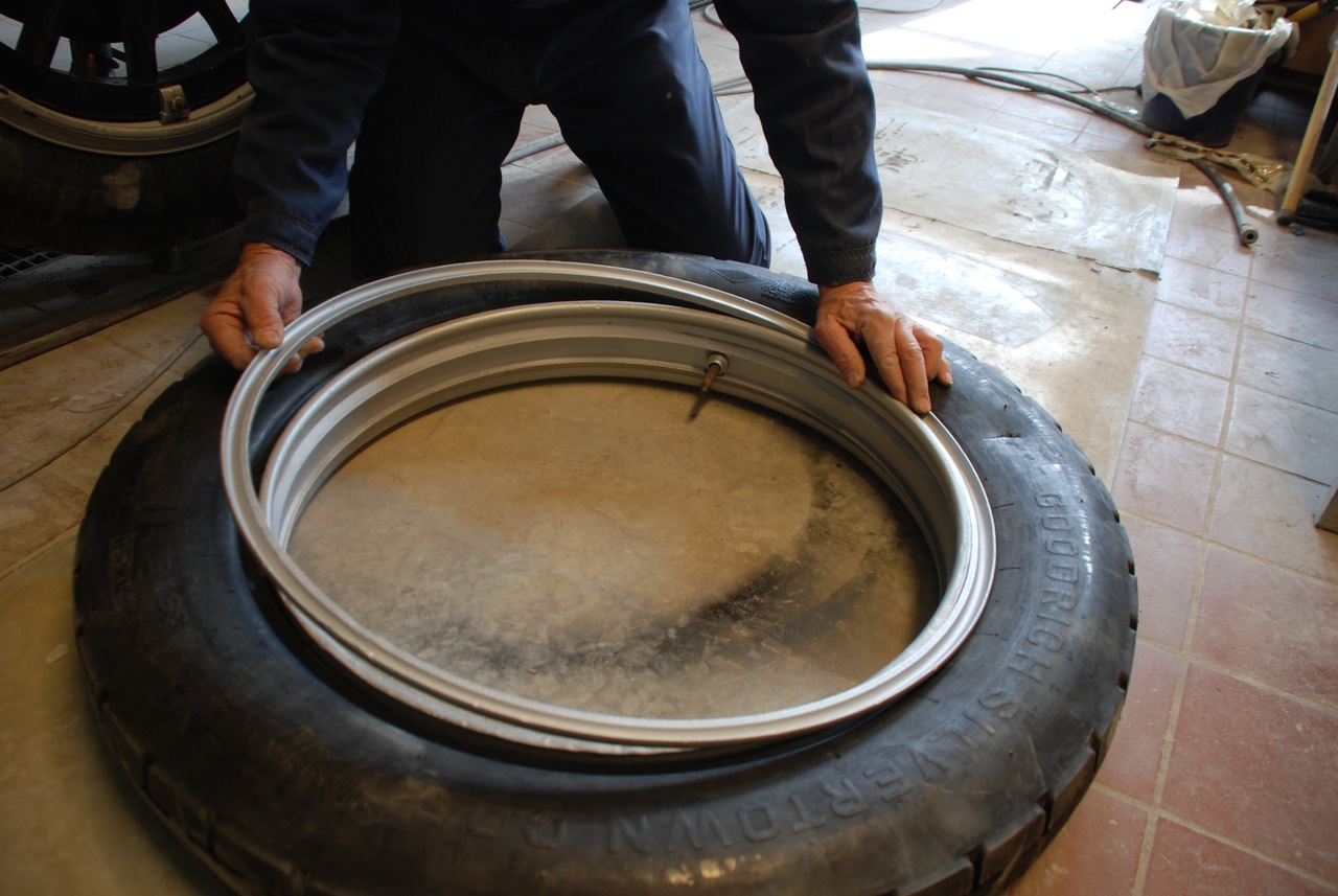 Demontering og montering av dekk på felgbanene - for hånd