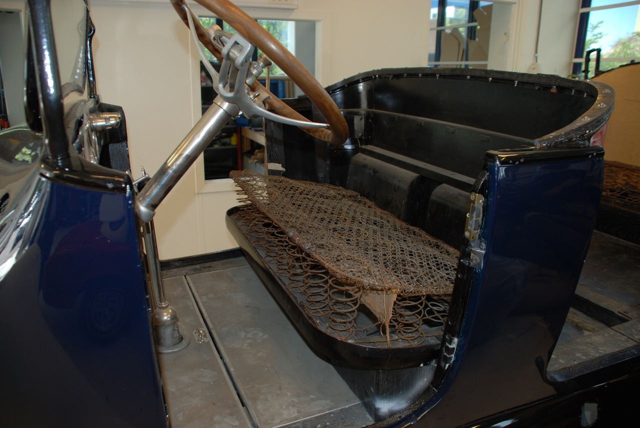 Forsetene før restaurering. Som en springfjærmadrass uten trekk