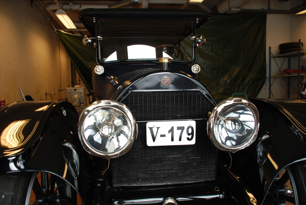 Cadillacen sett forfra med blank lakk og blanke kromlykter. Registreringsnummer V-179