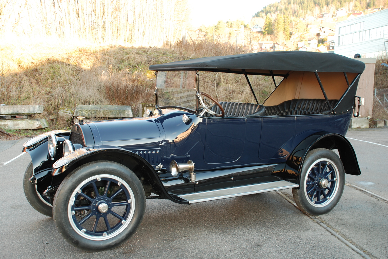 Ferdig restaurert Cadillac. Blank mørk blå lakk, skinnede kromdetaljer, treratt og ny kalesje