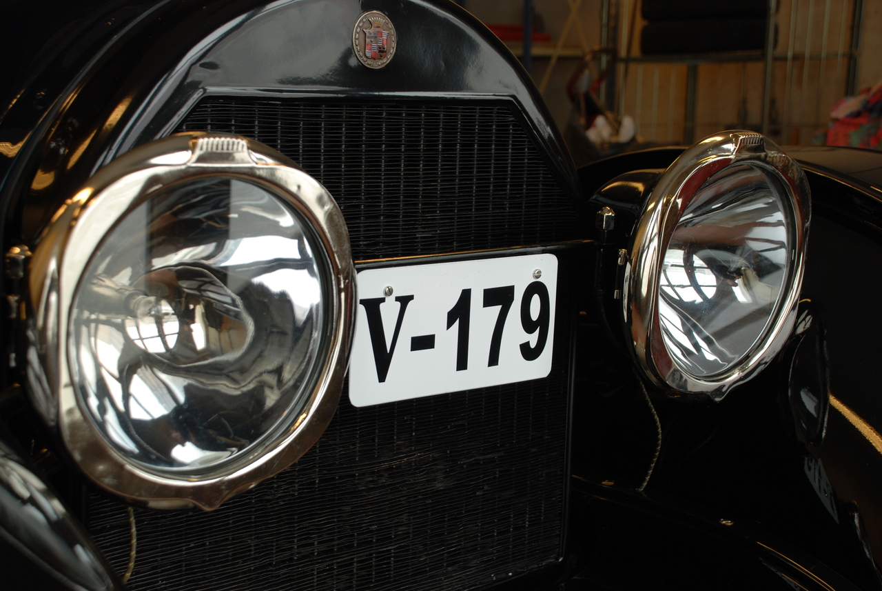 Nærbilde av radiator som viser de store frontlyktene og Cadillac-emblemet