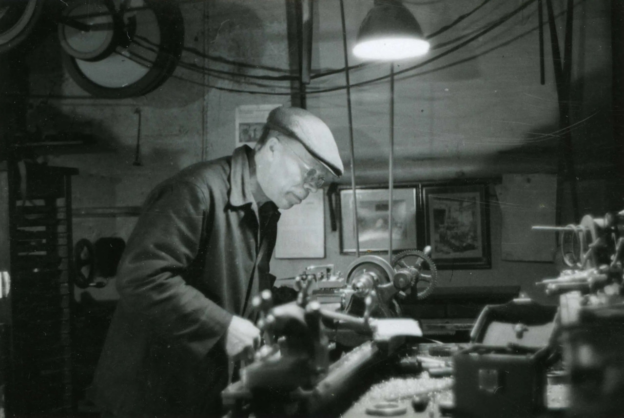 Hans Halvorsen med vernebriller ved dreiebenken, Halvorsens Verksted, Hasleveien 42, omkring 1940